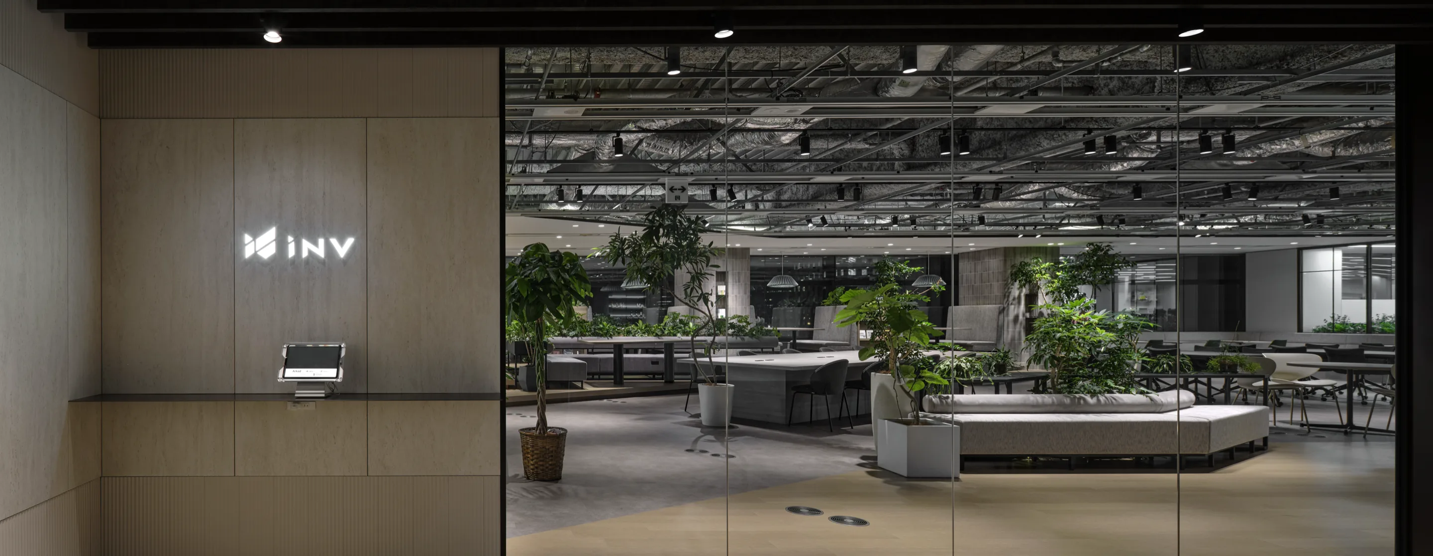 インヴァストグループのオフィス（トレードピアお台場）のエントランス